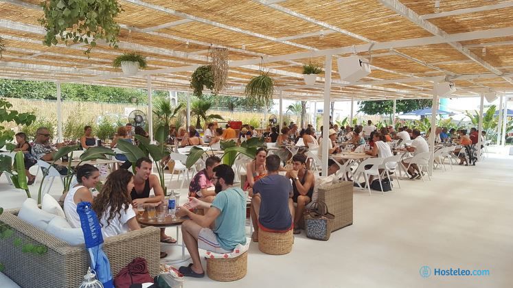 Baiana Beach Club busca camareros y cocineros para su restaurante en la playa de Barcelona
