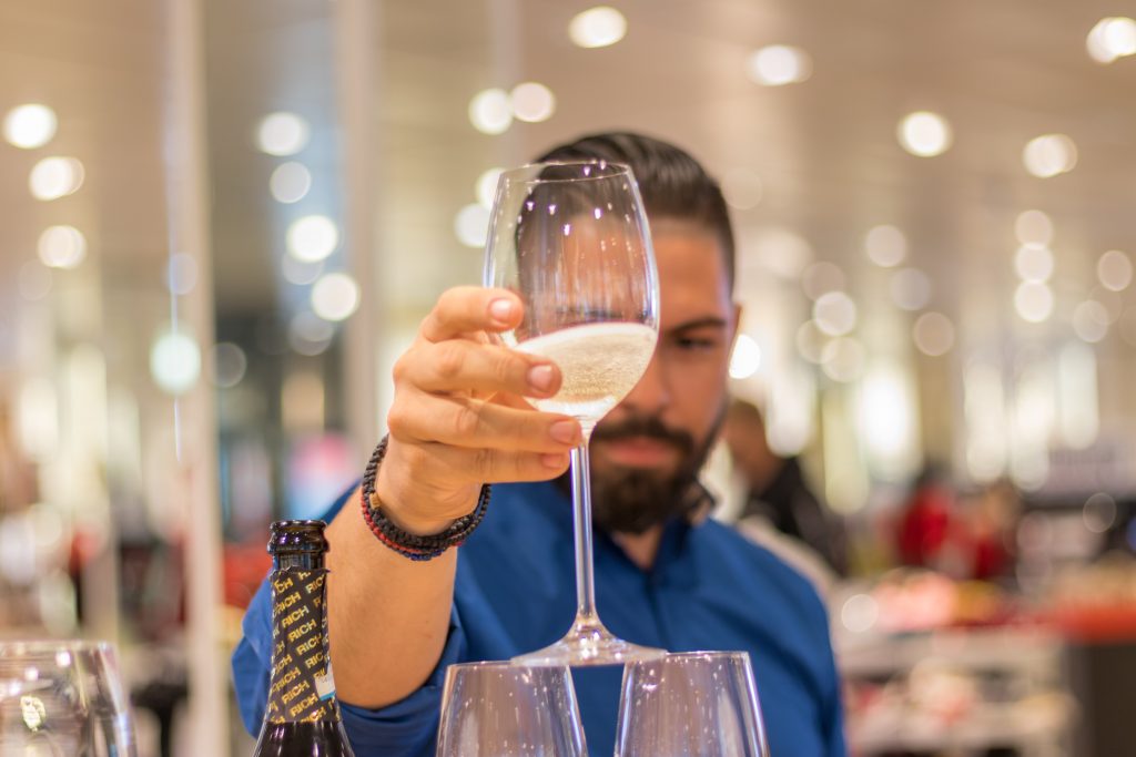 Trabajo de camarero: 50 nuevas ofertas de empleo en restaurantes